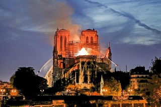 Katedrálu Notre - Dame zachvátil požiar.