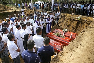 Včera sa na Srí Lanke začali pohreby obetí.