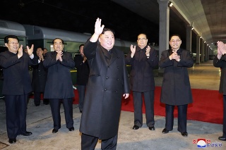Kim Čong-un takto mával na vlakovej stanici pred odchodom do Ruska.