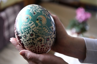 Na rozdiel od maľovaných vajec používa 81-ročná krasličiarka metódu vyškrabania ornamentov do zafarbeného vajca