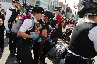 Londýnska polícia zatkla už vyše 680 účastníkov klimatických protestov.