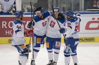 Na snímke gólová radosť slovenských hokejistov zľava Mislav Rosandič, Martin Bakoš, strelec gólu Adam Liška a Matúš Sukeľ.