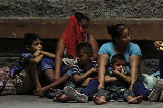 Stovky honduraských migrantov dúfajú, že sa dostanú do USA.