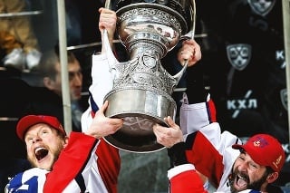 Hráči CSKA sa tešia z trofeje.