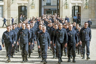 Všetkých požiarnikov prijal prezident v Elyzejskom paláci.