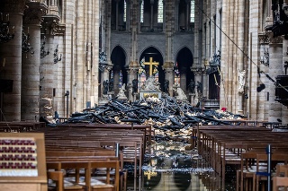 Zničený interiér chrámu Notre-Dame