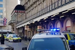 Na londýnskej železničnej stanici zatkli muža.