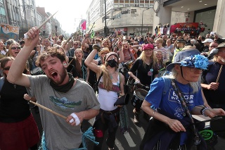 Členovia aktivistickej skupiny Extinction Rebellion počas protestov v Londýne