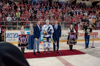 Zľava predseda spoločnosti Pro-Hokej Richard Lintner a útočník HK Nitra Samuel Buček so Zlatou korčuľou.