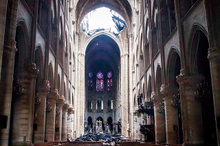 Interiér katedrály po tragickom požiari.