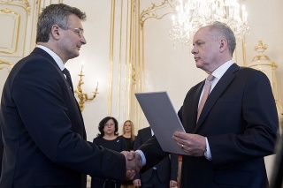 Kiska (vpravo) vymenoval Ivana Fiačana (vľavo) za predsedu Ústavného súdu.