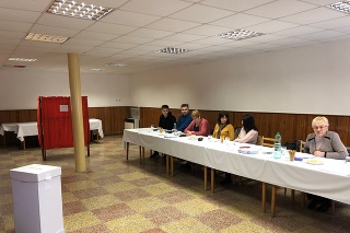 Členovia okrskovej volebnej komisie v obci Brežany.