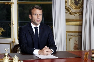 Francúzsky prezident Emmanuel Macron počas televízneho prejavu