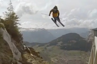 Z videí lyžiara Candida vás bude mraziť: Pri poslednom triku ho od smrti delili len sekundy