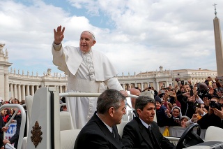 Pápež František počas generálnej audiencie vo Vatikáne.