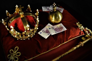  Na eurobankovku dali podobu poľských korunovačných klenotov ako prejav spolupatričnosti. 
