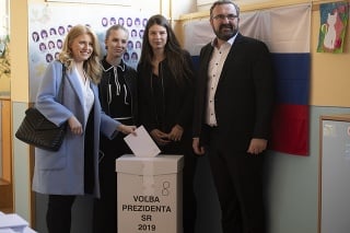 Kandidátka na prezidentku SR Zuzana Čaputová s partnerom Petrom Konečným a dcérami.