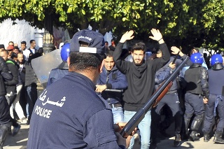 V alžírskom hlavnom meste sa konali demonštrácie proti súčasnému prezidentovi.