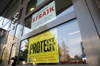Poľskí učitelia štrajkujú za lepšie platy. 