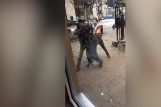Dvaja mladíci zaútočili na policajta v civile: Keď to na nich vytiahol, utekali kade ľahšie