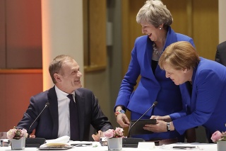 Sprava nemecká kancelárka Angela Merkelová, britská premiérka Theresa Mayová a predseda Európskej rady Donald Tusk sa usmievajú na mimoriadnom summite EÚ v Bruseli.