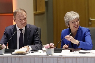 Predseda Európskej rady Donald Tusk a britská premiérka Theresa Mayová v Bruseli