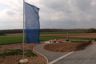 Miestni obyvatelia už pripravili aj stĺp, ktorý znázorňuje budúci stred EÚ.