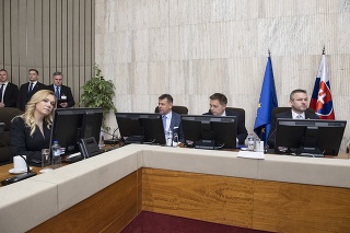 Na snímke sprava predseda vlády Pellegrini, minister financií Kažimír, minister životného prostredia Sólymos a ministerka vnútra Saková. 