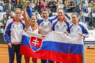 Fanúšikovia  dúfajú, že tímu  pomôže aj  Dominika  Cibulková  (druhá zľava).