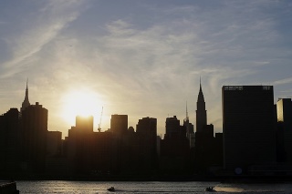 Západ slnka nad Manhattanom v New Yorku.