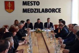 Najvyšší vládni činitelia na stretnutí so starostami obcí okresu Mezilaborce 