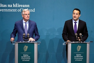 Írsky premiér Leo Varadkar na rokovaniach s vyjednávačom EÚ o brexite Michaelom Barnierom.