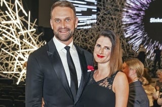 Budúci rodičia: Manželka herca Tomáša Maštalíra ukázala rastúce tehotenské bruško.