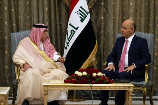 Iracký prezident Barham Salih na stretnutí s saudským ministrom Majidom bin Abdullah al-Qasabiom