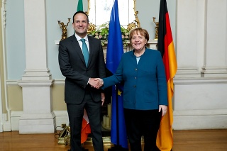 Nemecká kancelárka Angela Merkelová s írskym premiérom Leom Varadkarom v Dubline