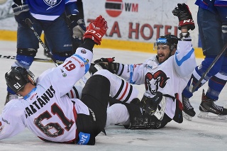 Na snímke hráči Banskej Bystrice Marek Bartánus (vľavo) a strelec prvého gólu Brock Higgs počas 6. zápasu semifinále Kaufland play off hokejovej Tipsport ligy medzi HK Poprad - HC ´05 Banská Bystrica.