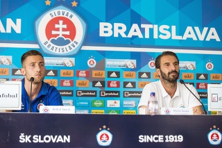 Tréner ŠK Slovan Bratislava Martin Ševela (vpravo) a futbalista ŠK Slovan Bratislava Andraž Šporar počas tlačovej konferencie.
