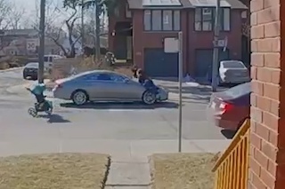Matku rozčúlil vodič vozidla: Skočila na auto, kočík nechala stáť v strede cesty