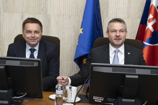 Premiér Peter Pellegrini (vpravo) a minister financií SR Peter Kažimír.