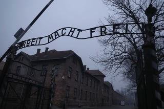 Svet si pripomína hrôzy holokaustu.