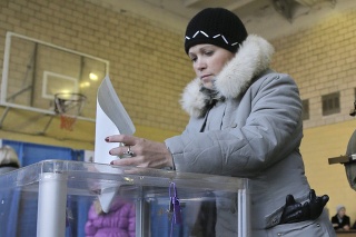 Na Ukrajine sa o 8. hodine miestneho času otvorili volebné miestnosti.