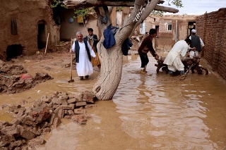 Záplavy v Afganistane si vyžiadali najmenej 17 mŕtvych.
