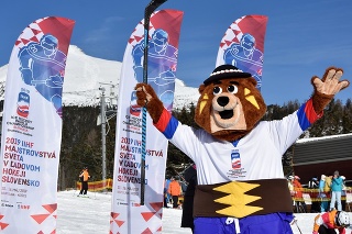 Na snímke predstavenie maskota MS IIHF 2019 v ľadovom hokeji medveďa Macejka.