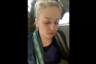 Tereza na vo videu prihovára k rodine v anglickom jazyku.