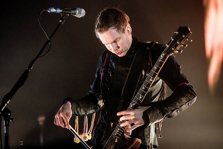Spevák a gitarista islandskej post-rockovej kapely Sigur Rós.