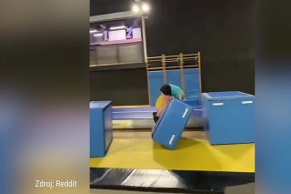 Gymnastka chcela predviesť originálny skok, potom to prišlo: Kolegovia v záchvate smiechu!