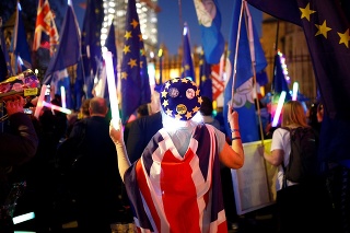 Pred britským parlamentom v Londýne sa opäť zišli odporcovia brexitu.