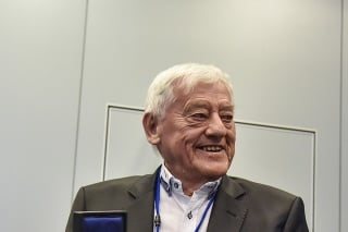 Hokejová legenda Jozef Golonka počas slávnostného odovzdania svojich dvoch olympijských medailí do zbierok Slovenského olympijského výboru.