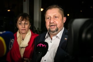 Štefan Harabin s manželkou Gabrielou pri príchode do volebného štábu.