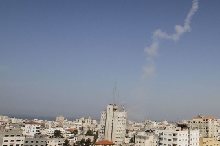 Dym je po útoku Gazy na južný Izrael stále viditeľný. 